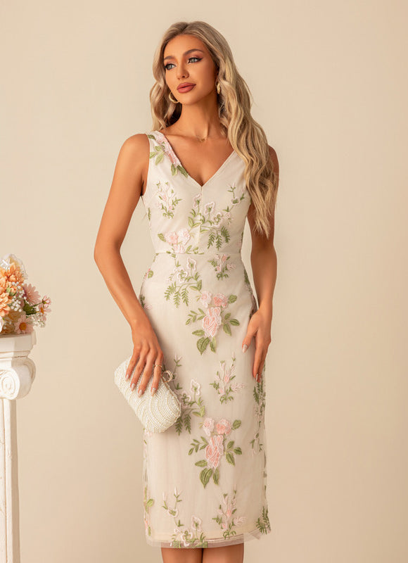 Robe Fourreau Brodée Délicate